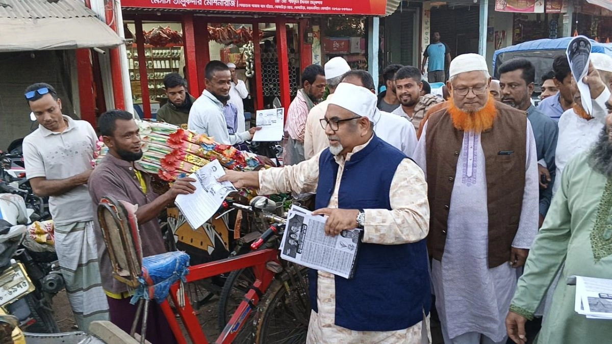 লিফলেট বিতরণ করেন বিএনপির যুগ্ম মহাসচিব সৈয়দ এমরান সালেহ প্রিন্স। ছবি- রূপালী বাংলাদেশ